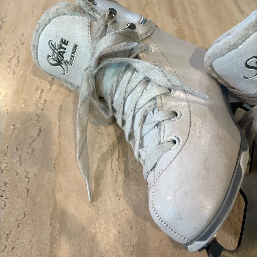 Soft Skate by Jackson Mark 1 White Figure Skates, 12J (12 Junior) Blade is 7 1/3 - Picture 15 of 16